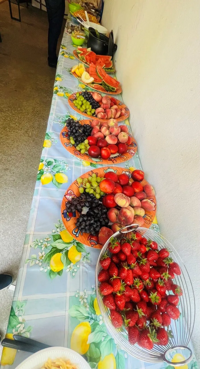 Lange Tafel voller frischer Früchte